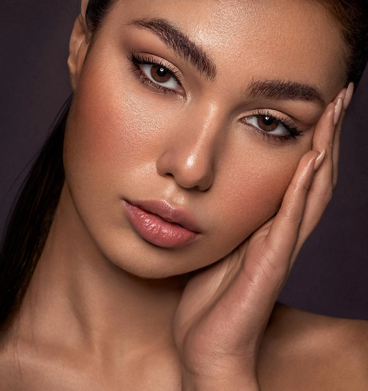 Soft makeup with luminous skin and defined eyes