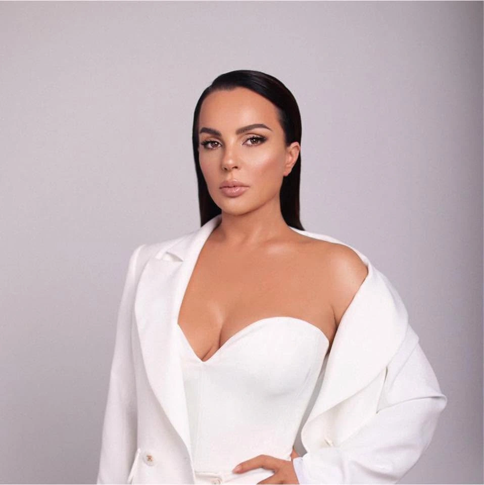 Suela Cangu, makeup and hair artist and educator